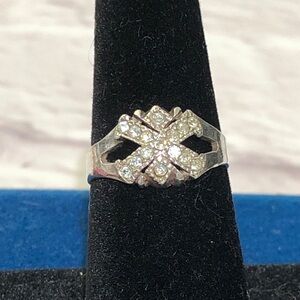 Elegant 925 sterling Silver Women's CZ Ring with Maltese Design size 6.5 2.54g